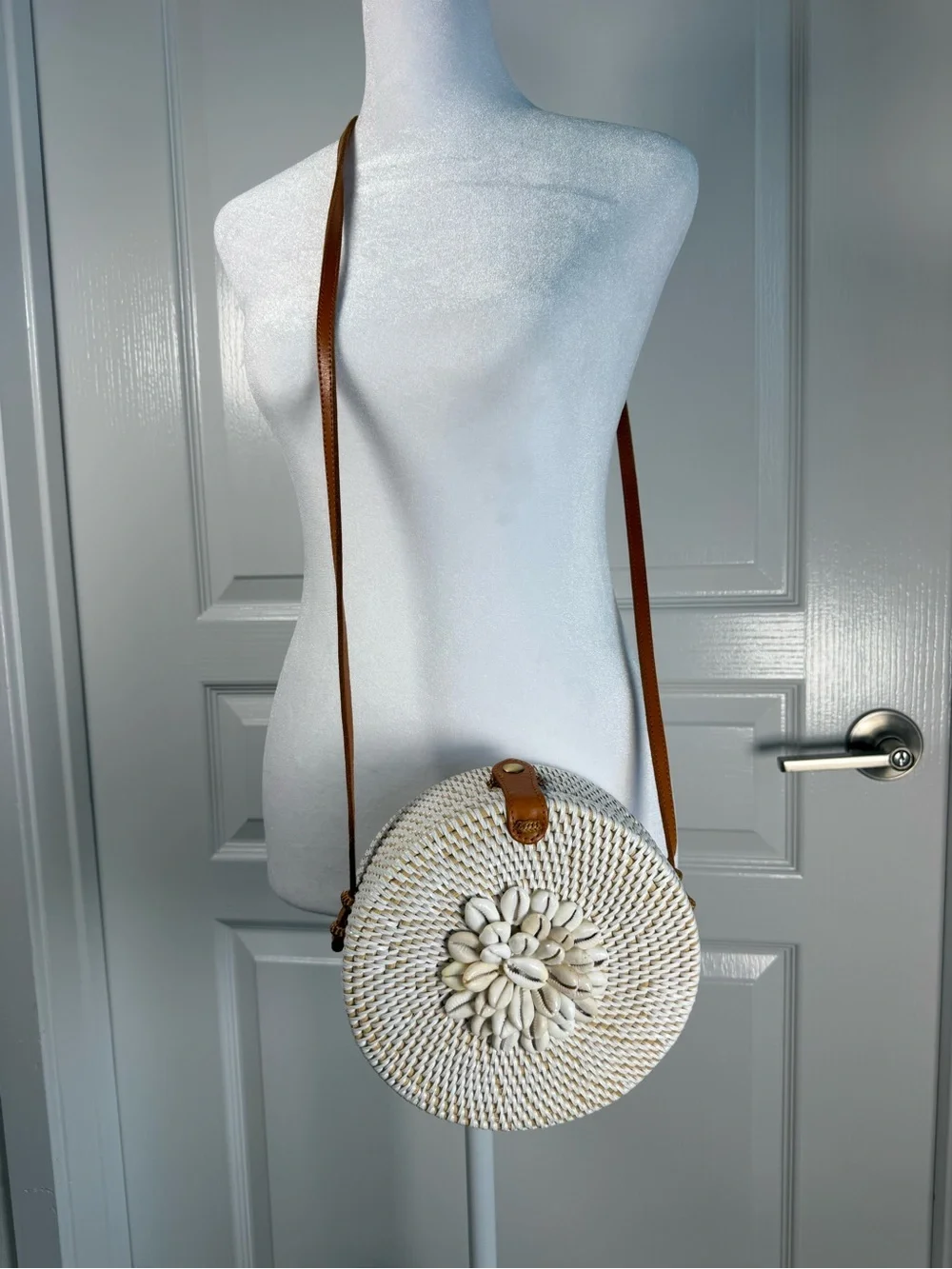 Round Woven Shell Accent Straw Crossbody Bag - White & Tan